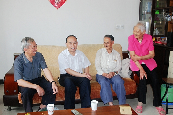 商洛市副市長(zhǎng)高?。ㄗ笃鸲┪繂?wèn)我校退休教師