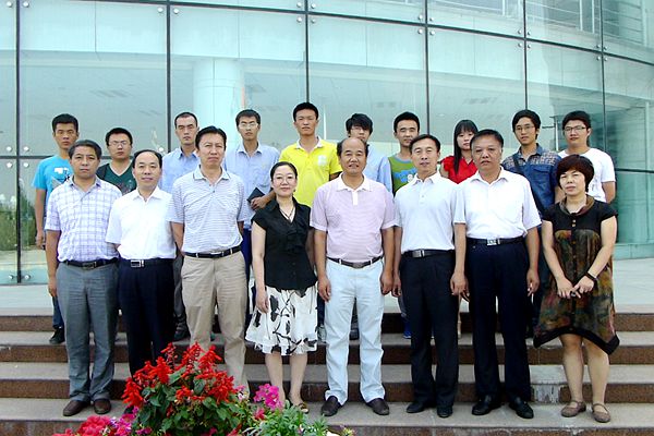 校長劉建林（前排左起五）看望赴疆畢業(yè)生